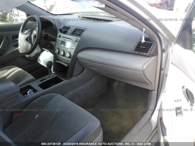 4T1BE46KX9U309986 - 2009 TOYOTA CAMRY SE/LE/XLE SILVER photo 5