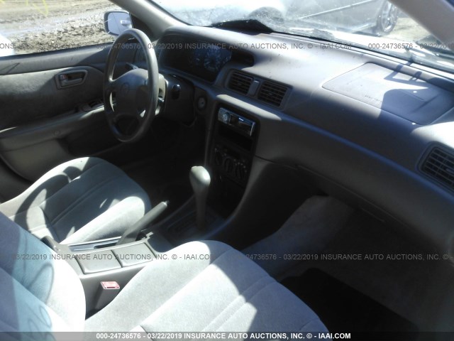 4T1BG22K4WU198528 - 1998 TOYOTA CAMRY CE/LE/XLE 金色 照片 5