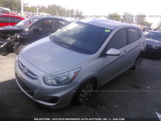 KMHCT5AE9HU347404 - 2017 HYUNDAI ACCENT SE SILVER photo 2