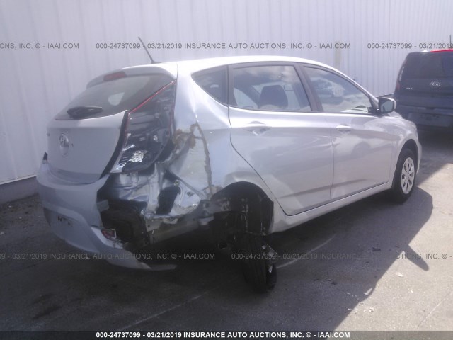 KMHCT5AE9HU347404 - 2017 HYUNDAI ACCENT SE SILVER photo 4