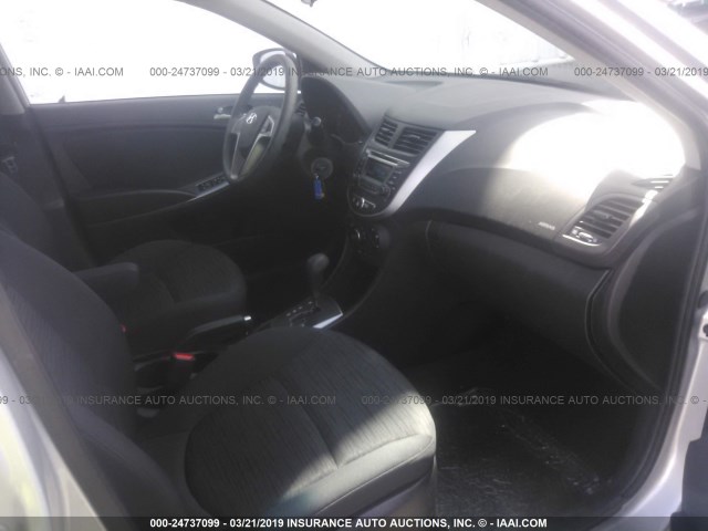 KMHCT5AE9HU347404 - 2017 HYUNDAI ACCENT SE SILVER photo 5