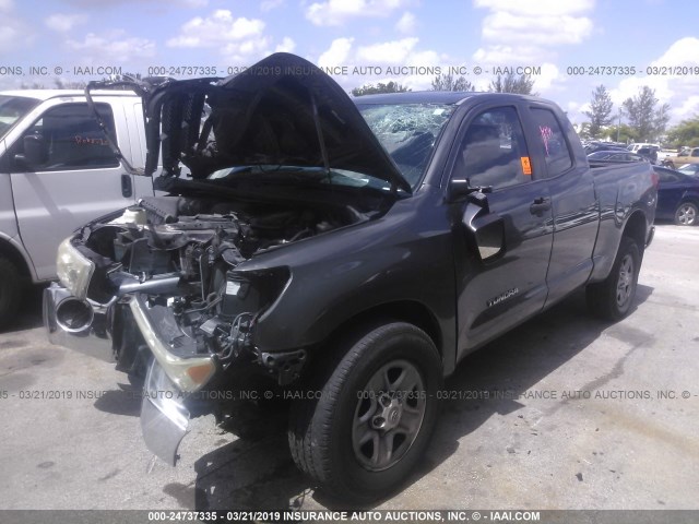 5TFRU5F19BX024302 - 2011 TOYOTA TUNDRA DOUBLE CAB SR5 GRAY photo 2