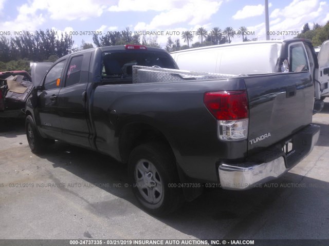 5TFRU5F19BX024302 - 2011 TOYOTA TUNDRA DOUBLE CAB SR5 GRAY photo 3