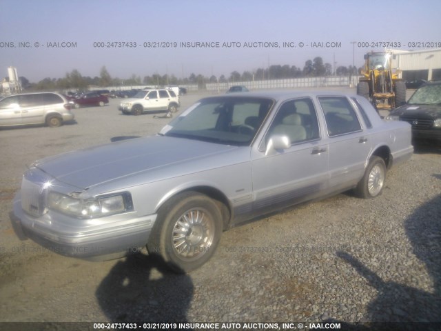 1LNLM83W4SY678766 - 1995 LINCOLN TOWN CAR CARTIER SILVER photo 2