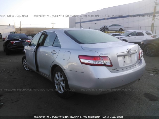 4T1BF3EK9BU639133 - 2011 TOYOTA CAMRY SE/LE/XLE SILVER photo 3