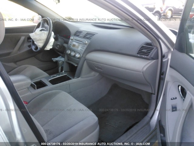 4T1BF3EK9BU639133 - 2011 TOYOTA CAMRY SE/LE/XLE SILVER photo 5