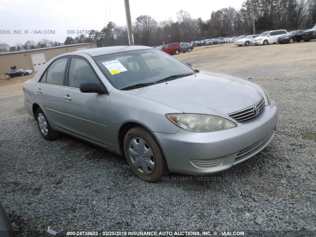 4T1BE32K55U065142 - 2005 TOYOTA CAMRY LE/XLE/SE SILVER photo 1