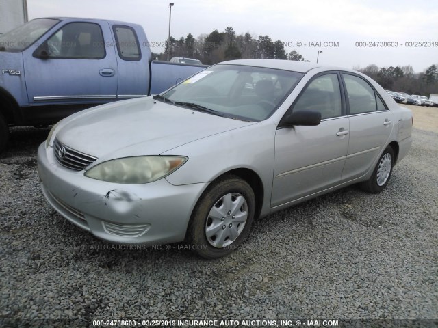 4T1BE32K55U065142 - 2005 TOYOTA CAMRY LE/XLE/SE SILVER photo 2