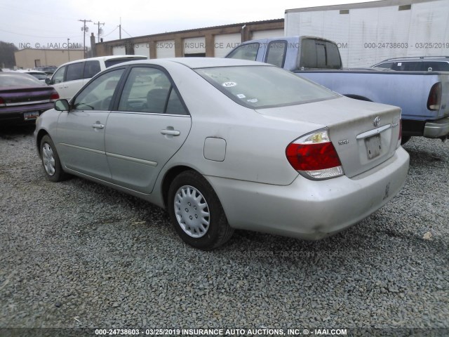 4T1BE32K55U065142 - 2005 TOYOTA CAMRY LE/XLE/SE SILVER photo 3