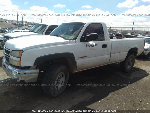 1GCHC24UX6E164368 - 2006 CHEVROLET SILVERADO C2500 HEAVY DUTY WHITE photo 2