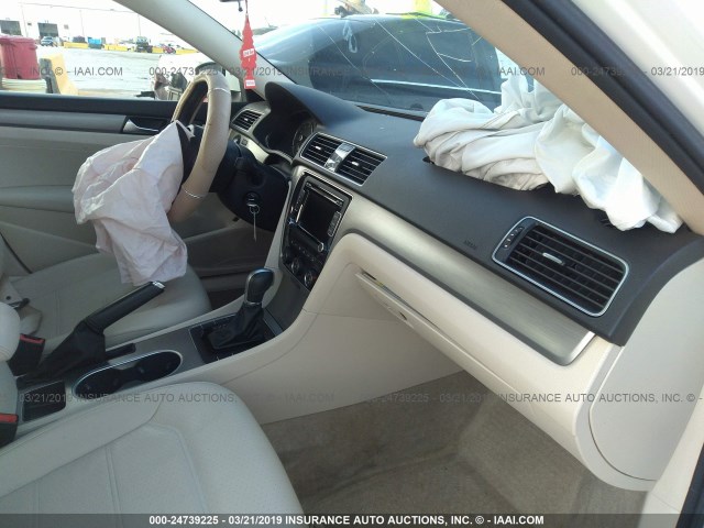 1VWBS7A34FC044379 - 2015 VOLKSWAGEN PASSAT SE WHITE photo 5