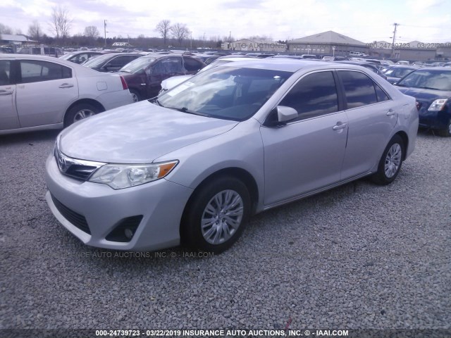 4T1BF1FK2DU652974 - 2013 TOYOTA CAMRY L/SE/LE/XLE Gümüş foto 2