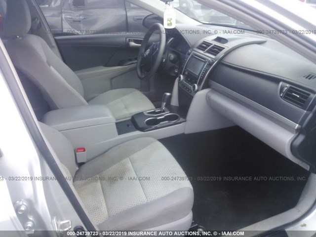 4T1BF1FK2DU652974 - 2013 TOYOTA CAMRY L/SE/LE/XLE Gümüş foto 5