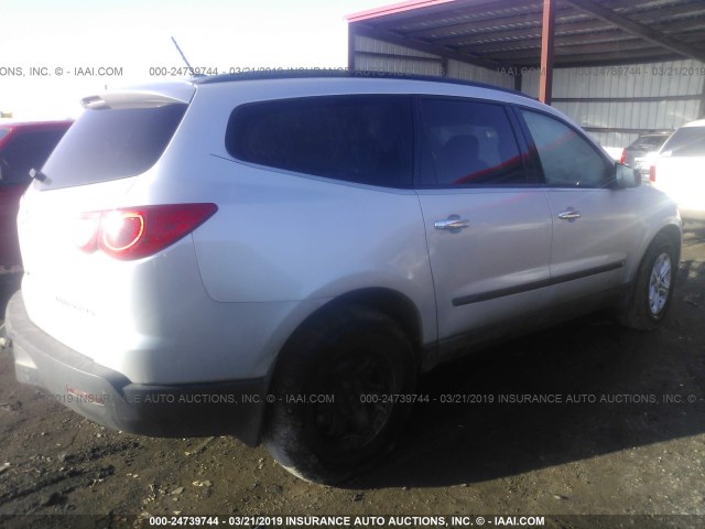 1GNEV13D69S157360 - 2009 CHEVROLET TRAVERSE LS SILVER photo 4