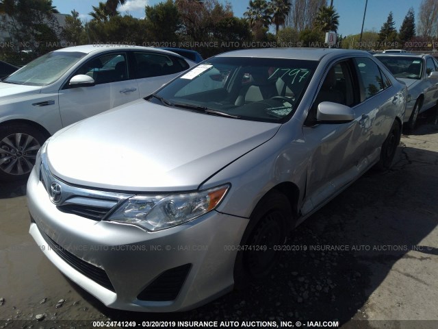 4T4BF1FK9DR332461 - 2013 TOYOTA CAMRY L/SE/LE/XLE SILVER photo 2