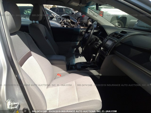 4T4BF1FK9DR332461 - 2013 TOYOTA CAMRY L/SE/LE/XLE SILVER photo 5