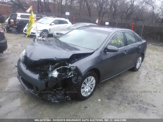 4T1BF1FK1DU230064 - 2013 TOYOTA CAMRY L/SE/LE/XLE 灰色 照片 2