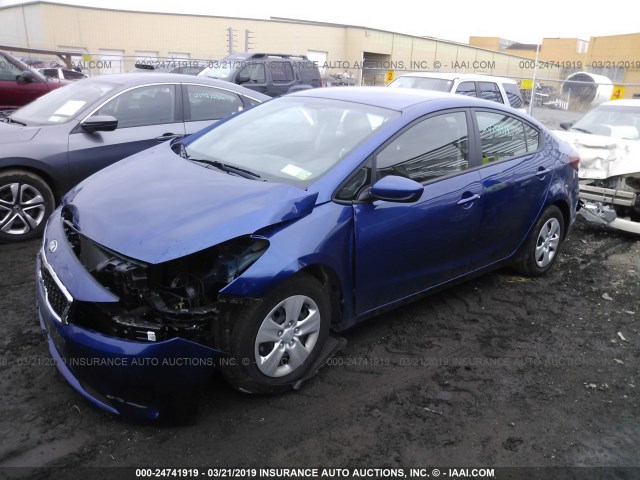 3KPFK4A77JE275168 - 2018 KIA FORTE LX Mavi foto 2