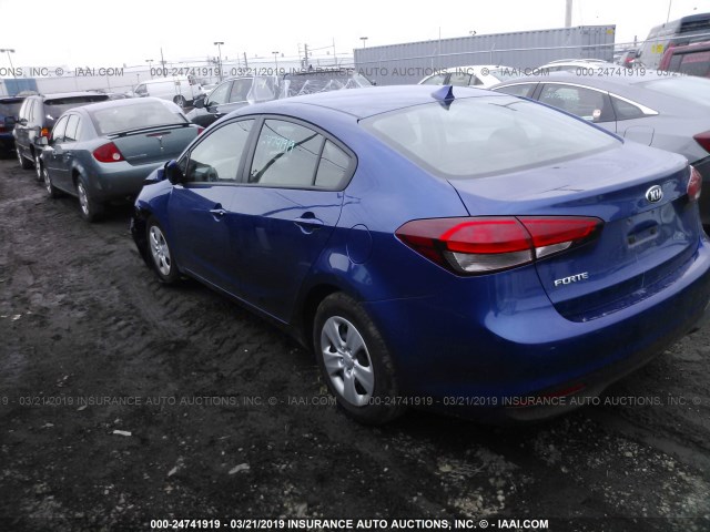 3KPFK4A77JE275168 - 2018 KIA FORTE LX Mavi foto 3