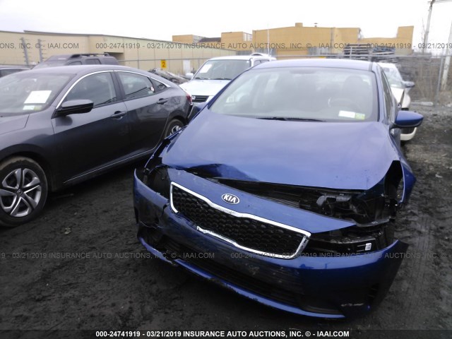 3KPFK4A77JE275168 - 2018 KIA FORTE LX Mavi foto 6