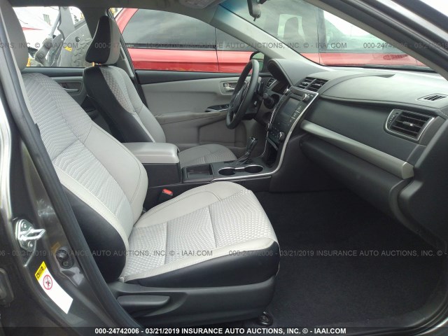 4T1BF1FK1FU093419 - 2015 TOYOTA CAMRY LE/XLE/SE/XSE GRAY photo 5