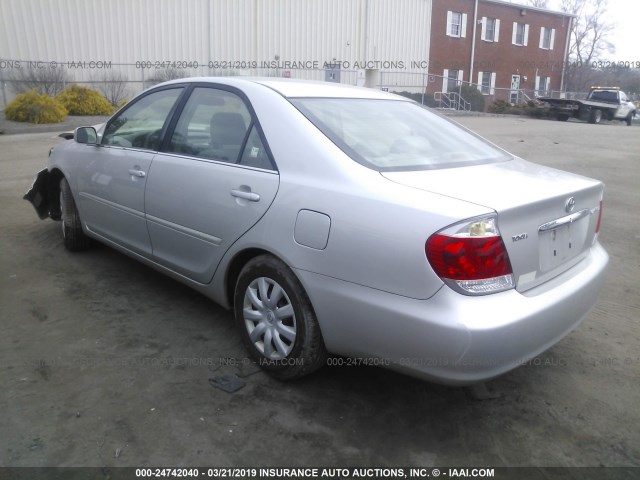 4T1BE32K15U530788 - 2005 TOYOTA CAMRY LE/XLE/SE SILVER photo 3