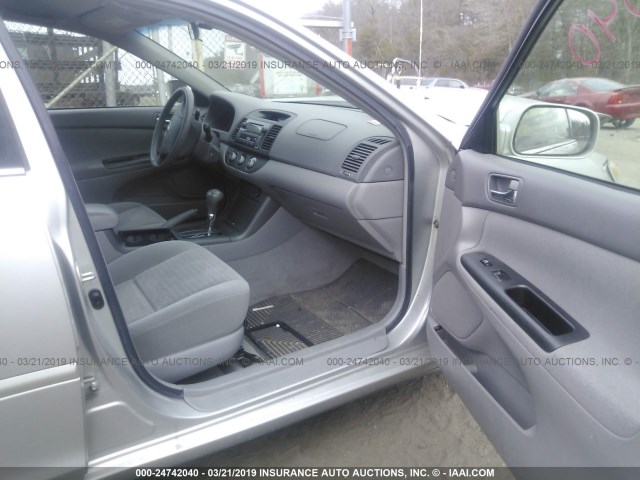 4T1BE32K15U530788 - 2005 TOYOTA CAMRY LE/XLE/SE SILVER photo 5