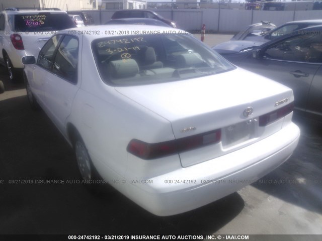 JT2BG22K5W0168104 - 1998 TOYOTA CAMRY CE/LE/XLE 白色 照片 3