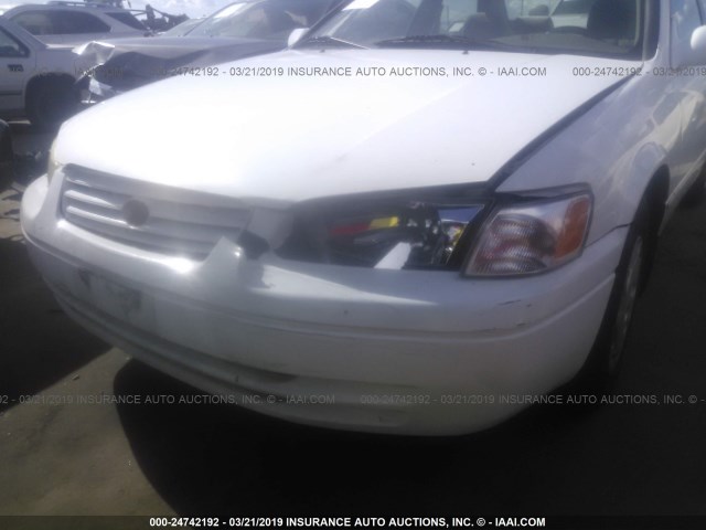 JT2BG22K5W0168104 - 1998 TOYOTA CAMRY CE/LE/XLE 白色 照片 6