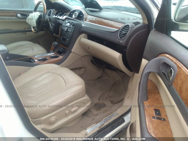 5GAKRCED7BJ245016 - 2011 BUICK ENCLAVE CXL WHITE photo 5
