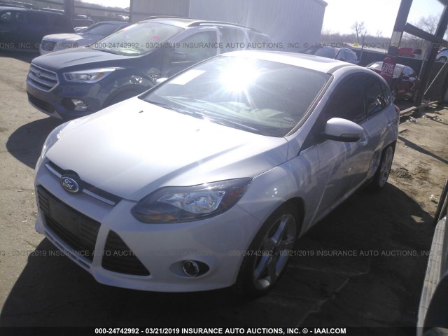 1FAHP3N26CL422647 - 2012 FORD FOCUS TITANIUM WHITE photo 2