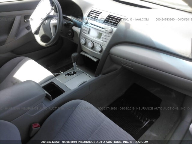 4T1BF3EK8BU652911 - 2011 TOYOTA CAMRY SE/LE/XLE GRAY photo 5