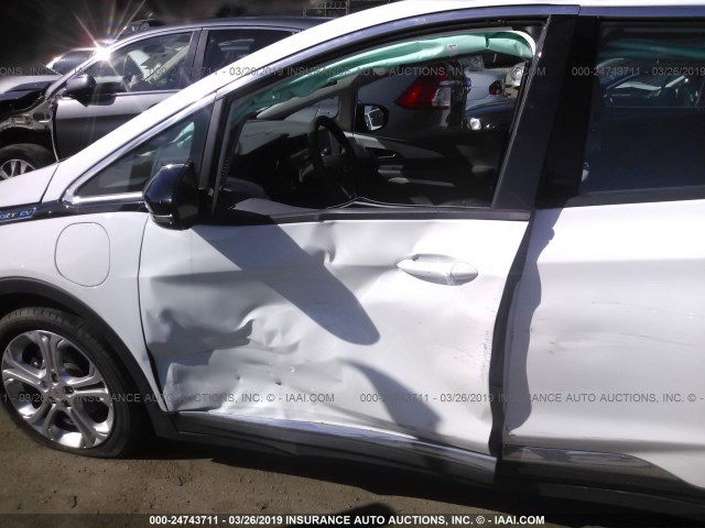 1G1FW6S09J4113201 - 2018 CHEVROLET BOLT EV LT WHITE photo 6