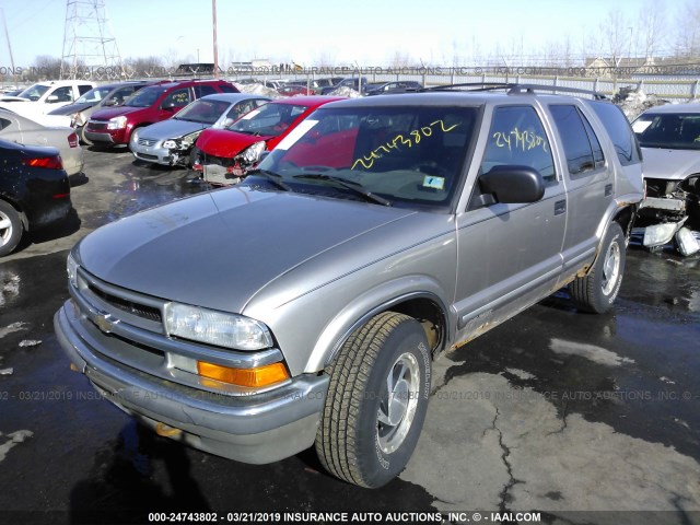 1GNDT13W612148083 - 2001 CHEVROLET BLAZER SILVER photo 2