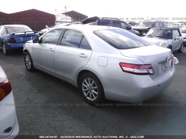 4T1BK3EK3BU623764 - 2011 TOYOTA CAMRY SE/LE/XLE SILVER photo 3