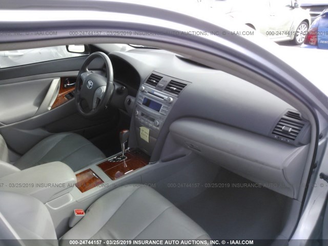 4T1BK3EK3BU623764 - 2011 TOYOTA CAMRY SE/LE/XLE SILVER photo 5