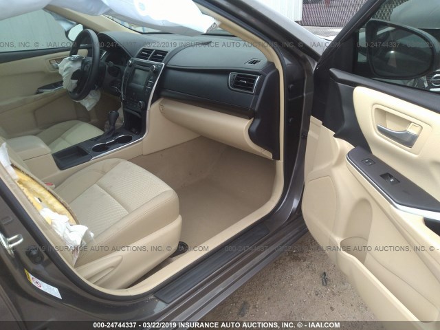 4T4BF1FK4FR459881 - 2015 TOYOTA CAMRY LE/XLE/SE/XSE 灰色 照片 5