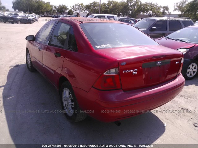 1FAFP34N15W186168 - 2005 FORD FOCUS ZX4 RED photo 3
