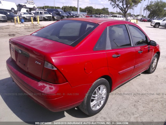 1FAFP34N15W186168 - 2005 FORD FOCUS ZX4 RED photo 4