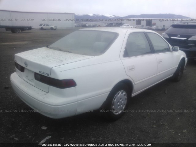 4T1BG22K5WU308342 - 1998 TOYOTA CAMRY CE/LE/XLE WHITE photo 4