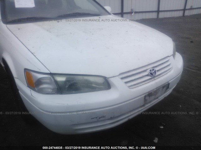 4T1BG22K5WU308342 - 1998 TOYOTA CAMRY CE/LE/XLE WHITE photo 6