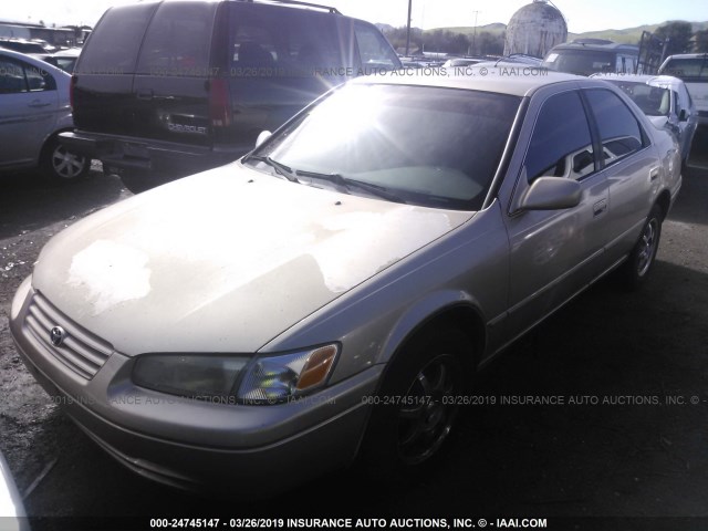 JT2BG22K3W0244922 - 1998 TOYOTA CAMRY CE/LE/XLE GOLD photo 2