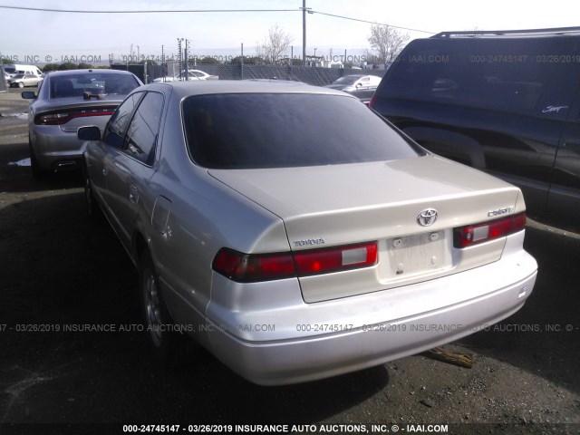 JT2BG22K3W0244922 - 1998 TOYOTA CAMRY CE/LE/XLE GOLD photo 3