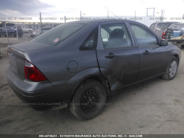 1FAHP34NX7W216859 - 2007 FORD FOCUS ZX4/S/SE/SES GRAY photo 4