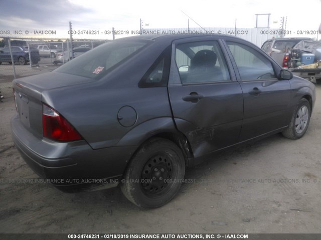 1FAHP34NX7W216859 - 2007 FORD FOCUS ZX4/S/SE/SES ნაცრისფერი ფოტო 4