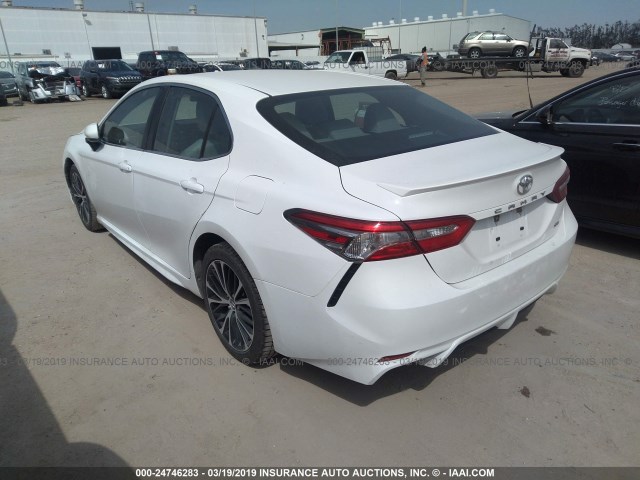 4T1B11HK2JU578317 - 2018 TOYOTA CAMRY L/LE/XLE/SE/XSE WHITE photo 3