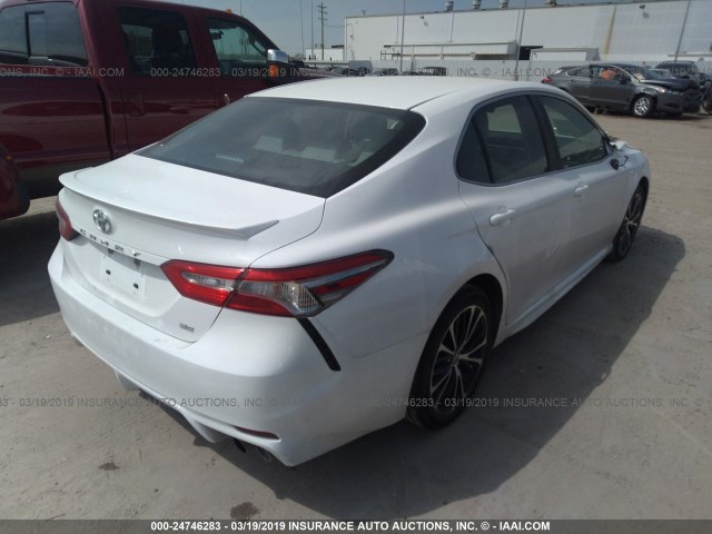 4T1B11HK2JU578317 - 2018 TOYOTA CAMRY L/LE/XLE/SE/XSE WHITE photo 4