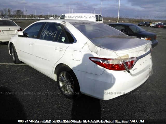 4T1BF1FK4HU396438 - 2017 TOYOTA CAMRY LE/XLE/SE/XSE WHITE photo 3