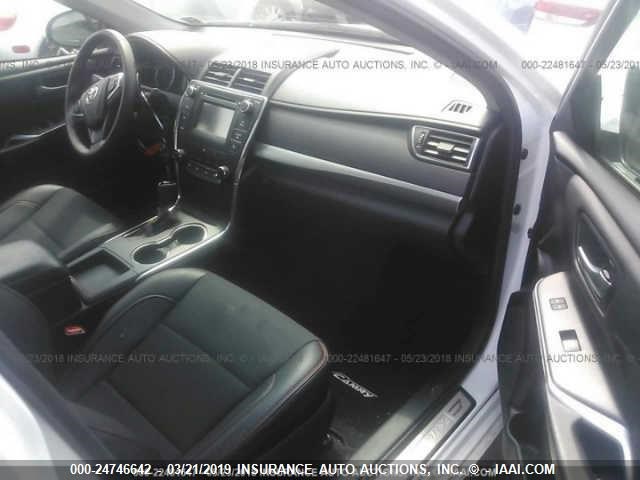 4T1BF1FK4HU396438 - 2017 TOYOTA CAMRY LE/XLE/SE/XSE WHITE photo 5