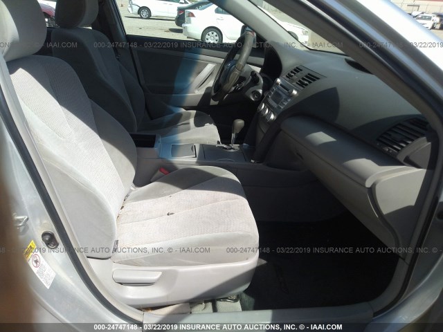 4T1BF3EK1BU126832 - 2011 TOYOTA CAMRY SE/LE/XLE SILVER photo 5